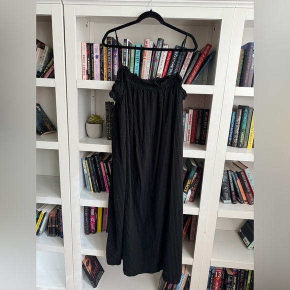 H&M Dresses & Skirts - H&M black striped ruffle ruched spaghetti strap oversized flowy maxi dress